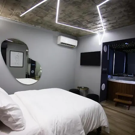 Deluxe At The Bubbles Jacuzzi Hotell Tirana