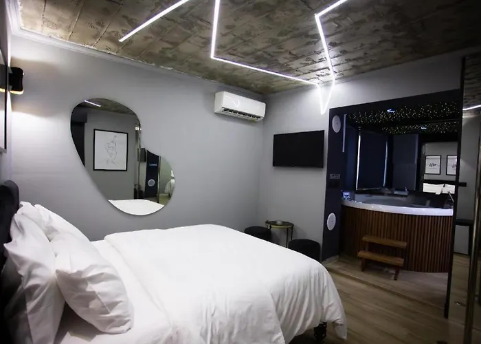 Deluxe At The Bubbles Jacuzzi Hotel Tirana