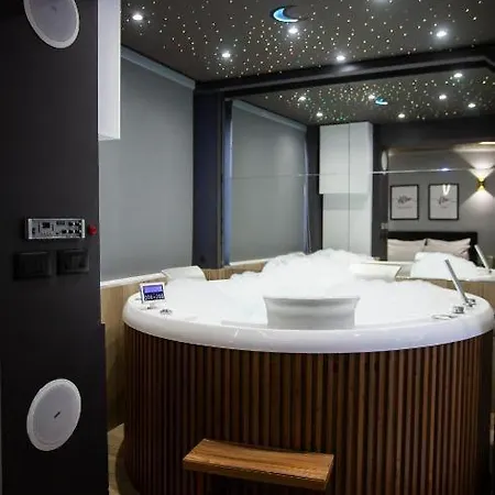 Deluxe At The Bubbles Jacuzzi فندق 3*