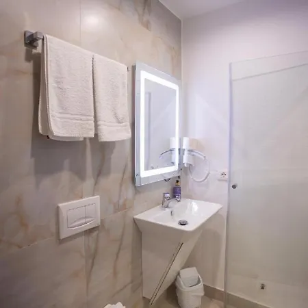 فندق Deluxe At The Bubbles Jacuzzi 3*