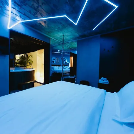 Hotel Deluxe At The Bubbles Jacuzzi Tirana