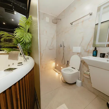 Deluxe At The Bubbles Jacuzzi 3* Tirana