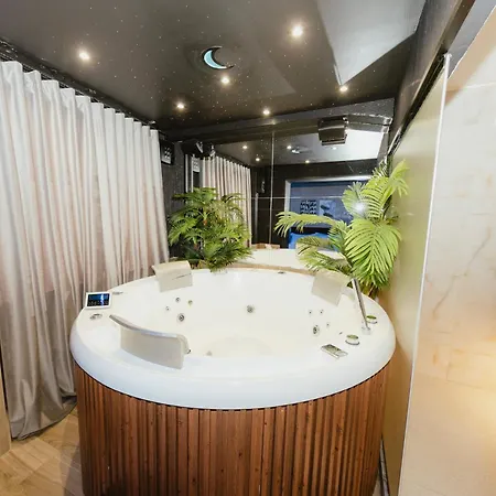 Hotel Deluxe At The Bubbles Jacuzzi 3*