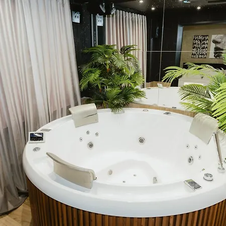Deluxe At The Bubbles Jacuzzi Hotel 3*